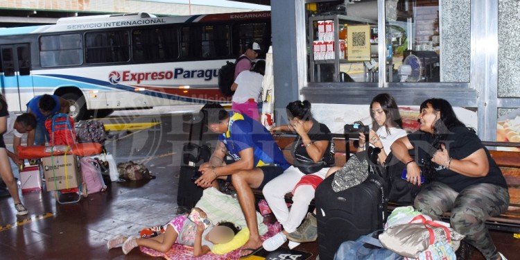 ILUSIÓN TRUNCADA. En febrero de 2023, familias con niños y cargadas de equipaje quedaron varadas en la Terminal de Ómnibus de Posadas a la espera de un colectivo que nunca llegó, y sin respuestas de la supuesta coordinadora del viaje.