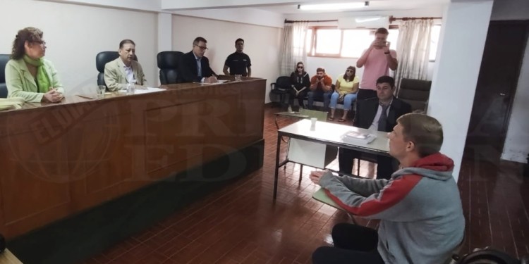 EN EL BANQUILLO.. El acusado se sentó frente al Tribunal para decir sus últimas palabras.