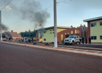 Seguidores de Mabel Cáceres protestan y piden contratos en Santo Pipó