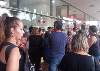 En modo de protesta socios entregaron velas frente a la Cooperativa de Eldorado