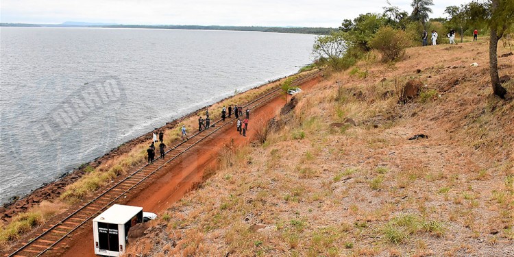 MAYOR MISTERIO. El cadáver fue hallado el martes por la mañana a un costado de las vías del tren, no se pudo saber aún a quién corresponde y por qué lo mataron.