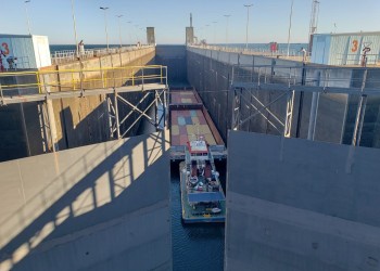 Las primeras barcazas rumbo a Posadas ya pasaron la exclusa de Yacyretá