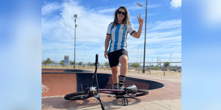 SE ABRE EL 2023. Analía se calzó la celeste y blanca y competirá en Arabia.