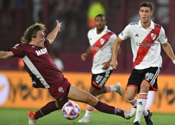En un partido polémico, River venció a Lanús y se subió a la cima del torneo