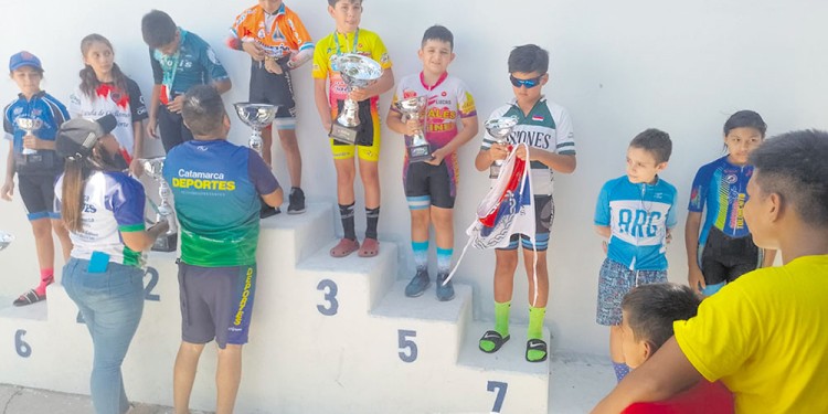 ORGULLO. La bandera de Misiones dijo presente en dos de los podios.