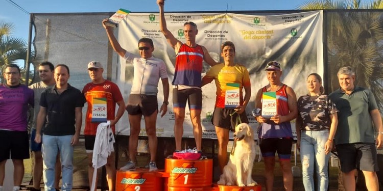 COMPAÑERA FIEL. Ibáñez Potapczuk, en el podio y junto a Lola, su fiel compañera que lo acompaña en todas las carreras.