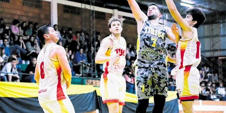 COMO UN CLÁSICO. Los encuentros entre eldoradenses y posadeños siempre son de los más sobresalientes.