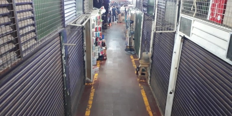 CERRADO. Uno de los pasillos de “La Placita” permanecía con casi nula actividad el sábado a la mañana.