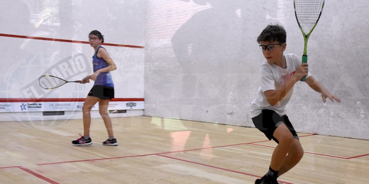 EN PLENO JUEGO. Felipe Piaggi, en su duelo ante Giuliana Cino. El posadeño venció y se quedó con el campeonato.