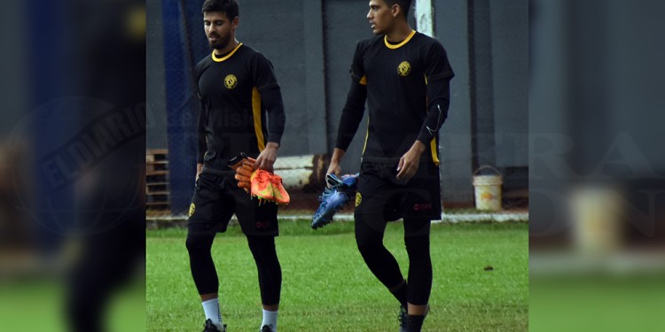 CONFIADO. Francisco Del Riego (izquierda) charla con Thomás Palleres, otro de los arqueros del Colectivero con el que pelea el puesto.