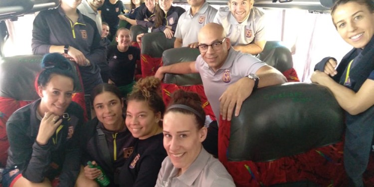 LISTAS. Las jugadoras de Estados Unidos, rumbo a Montecarlo el domingo, para la inauguración de la cita mundialista.