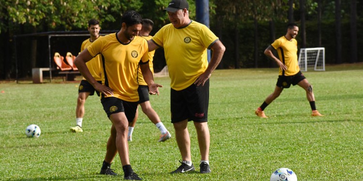CARTA DE GOL. González, en plena práctica, junto al entrenador Dechat.