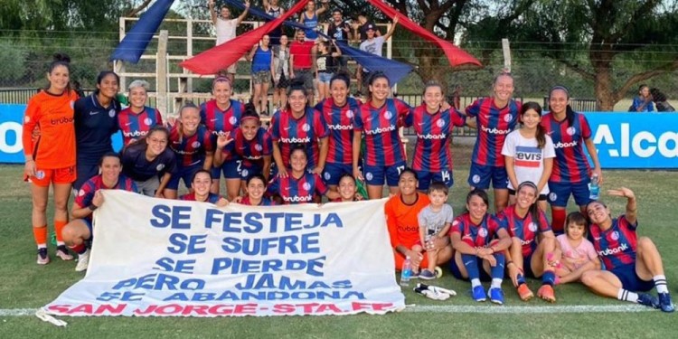CELEBRACIÓN. En Córdoba, Las Santitas con la hinchada que las apoyó.