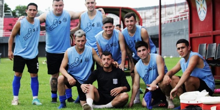 RODAJE. El conjunto de Puerto Piray sumó minutos de fútbol en el país vecino de cara al Provincial..