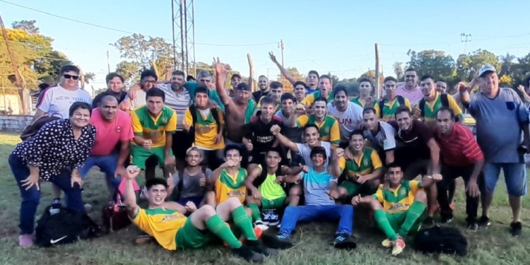 EUFORIA. La alegría de los jugadores de Barrio Obrero tras conseguir el pasaporte al certamen de la FeMiFu.