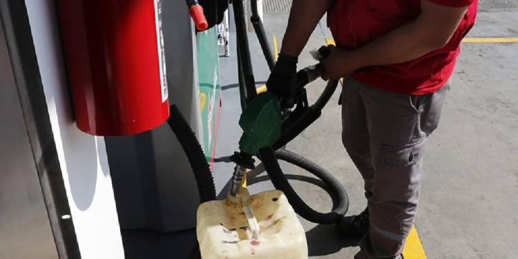 DESPACHO. Los empleados de las estaciones no tienen la potestad de auditar las intenciones de los compradores.