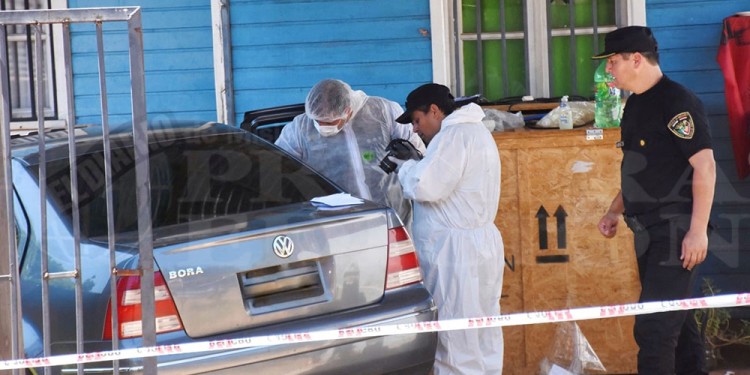 PERITOS. Domingo y lunes trabajaron sobre el vehículo y la vivienda.