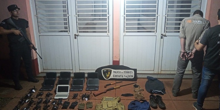 EVIDENCIA. Armas, un chaleco, ropas y netbooks de otro ilícito.