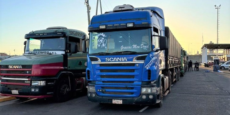 EL CONVOY COMPLETO. Los transportes con semirremolque demorados el viernes en el puente San Roque González.