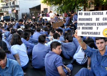 Alumnos de la EPET 1 cortaron la avenida y exigieron aulas en buenas condiciones