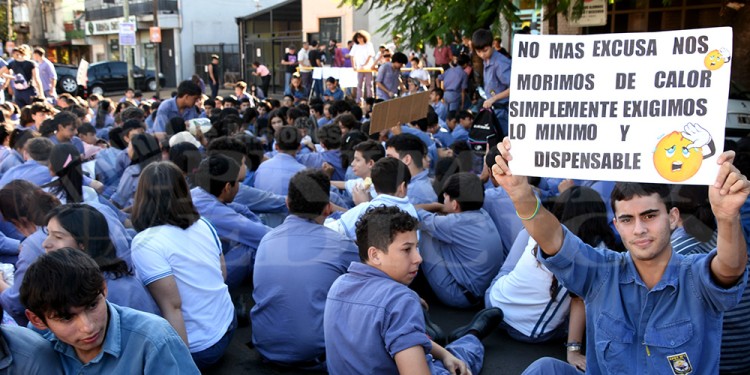 SIN VENTILACIÓN. Los estudiantes reclamaron que el calor es insoportable en las aulas, con el uniforme y sin aire.