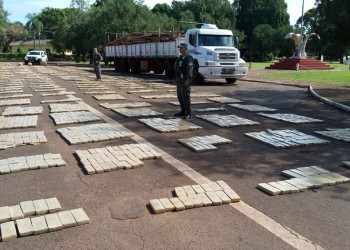 Llevaban más de 3.800 kilos de marihuana escondidos bajo postes de madera