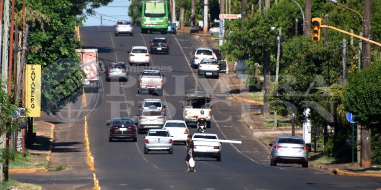 TODAS LAS FALTAS. Autos fuera del carril, camión sobre la bicisenda son comunes en las avenidas de mano única.
