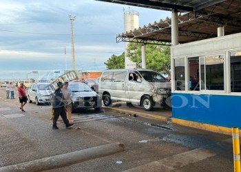 Susto en el Centro de Frontera: combi fuera de control atropelló a varios vehículos