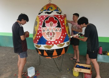 Apóstoles a pleno en el preparado de su decoración para esta Semana Santa
