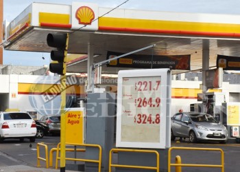 Mientras el petróleo cae a nivel mundial, los precios de combustibles subieron 5%