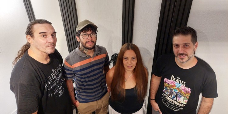 POSADAS. La banda de música popular Aurazul, presentará el próximo sábado 11 de marzo, a partir de las 22.30 , un espectáculo cargado de canciones propias y ritmos populares, que prometen un viaje por distintos paisajes a través de la música, en el escenario del Casino Posadas (San Lorenzo 1950).
El conjunto integrado por Alejandra Melgarejo (voz y compositora), Juan Manuel Palma (guitarrista y productor musical), Darío Fleitas (percusión) y Polak Fernández (bajo) ofrecerá parte de su último disco “La salida es hacia adentro” y la presentación de su nuevo tema “Nuestras hijas”, en conmemoración a todas las mujeres, por el Mes Internacional de la Mujer.
En diálogo con PRIMERA EDICIÓN, la vocalista Alejandra Melgarejo contó que el proyecto Aurazul nació con la intención de hacer música popular, y en su último trabajo discográfico que presentarán este sábado, conjuga distintos ritmos como el candombe, folclore, rock, pop y música electrónica. “Es un disco muy rico en paisajes y colores (…) somos una banda de música popular y eso nos da la posibilidad de tocar lo que queremos en versión Aurazul”, dijo.
A su vez comentó: “Nosotros componemos con Juan Manuel, elegimos las canciones, siempre mechamos un poco de lo nuestro con alguna canción con la que nos identificamos y la sentimos propia, y trabajamos en una versión en forma visceral de Aurazul y así nacen los discos. ‘De afuera hacia adentro’ fue un disco que nos dio muchísimas alegrías, por ser parte de ‘Cantoras.ar’ en los Premios Gardel y nos hizo viajar bastante y conocer a mucha gente, así que estamos muy felices; esperamos que ‘Causa y efecto’ que es el próximo disco, también esté a la altura”.
Con respecto a la presentación, Melgarejo explicó: “Se trata de un espectáculo que tiene muchos paisajes, por ejemplo, hacemos una versión de Alfonsina y el Mar, canción que amo profundamente y es muy respetada en la música nacional (…) hicimos una versión respetuosa, un poco más moderna con un poco de electrónica, donde hay muchas voces en off como el de Ofelia Cendra recitando poemas de Alfonsina Storni. Habrá música de Fernando Cabrera y nuestra. Va a tener muchísimo color y vamos a pasear por diversas emociones porque cada canción representa una emoción de causa y efecto”.Un poco de historia
El proyecto Aurazul nació en 2018 en Buenos Aires de la mano de la posadeña Alejandra Melgarejo y del productor Juan Manuel Palma, juntos lanzaron su primer disco “La salida es hacia adentro”, un material donde se fusionan las canciones de estos artistas con versiones de reconocidos autores. Mientras que en 2021, los artistas formaron parte de “Cantoras.ar” un disco federal declarado de Interés Cultural nacional, donde representaron a Misiones. El mismo fue grabado en plena pandemia junto a Patricia Sosa, Mariana Baraj, Irupé Tarragó Ros, entre otras cantantes de todo el país, postulado a los premios Gardel.
En 2022, ya establecidos en Posadas, en agosto, se sumaron Darío Fleitas y Polak Fernández y comenzaron una gira por la Patagonia presentando el álbum “La salida es hacia adentro”. Ese mismo año estrenaron la producción artística y musical del espectáculo “Cuando Ellas dicen”, conformado por 9 artistas en escena. Actualmente se encuentran trabajando en su nuevo disco: “Causa y efecto” que estará listo a mediados de este año.
“Así que fueron cuatro años muy intensos y de muchísima música para compartir con mucha gente y recorrimos la Patagonia en agosto presentando el disco en una gira que duró casi un mes” relató la integrante del grupo Alejandra Melgarejo a este Diario.