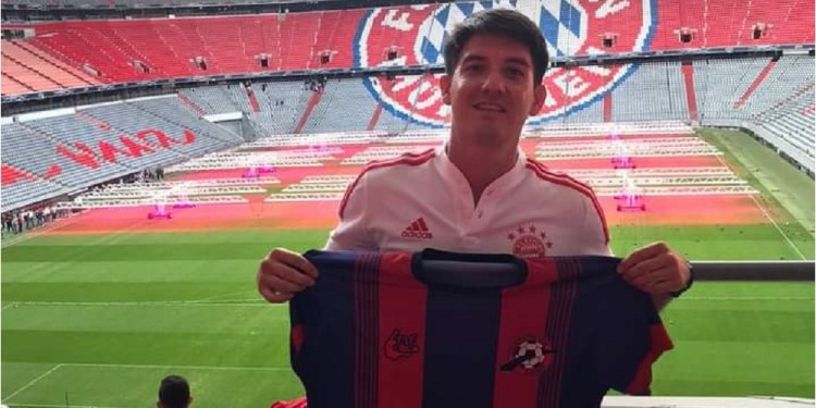 IMPONENTE. Alborta, con la camiseta de Vicov y, de fondo, el Allianz Arena.