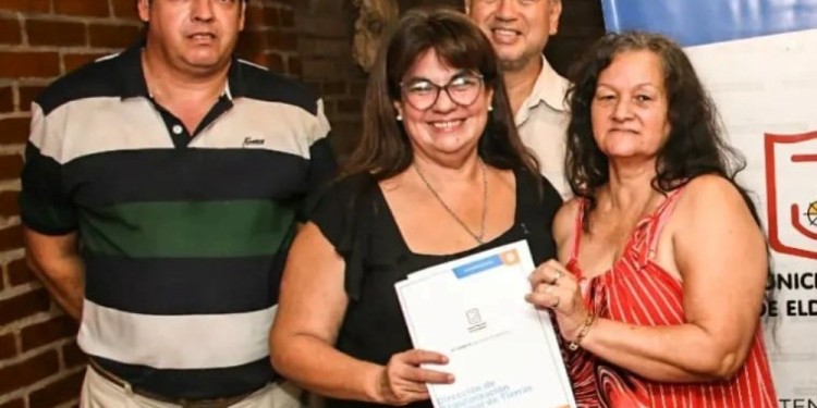 CONTENTOS. Los vecinos del barrio Sarmiento no ocultaron su satisfacción al conseguir avanzar en la regularización dominial con el municipio./ Foto gentileza K. Welter
