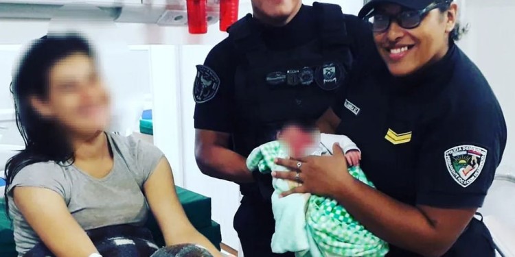 Natanhael en brazos de los policías parteros