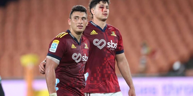 GAJES DEL OFICIO. Martín Bogado (derecha) con un corte en el párpado derecho, luego del partido ante Chiefs.