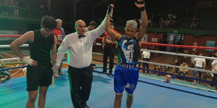 BRAZO EN ALTO. El árbitro le levanta el brazo a Carlos Benítez, uno de los protagonistas de la velada en el Racing