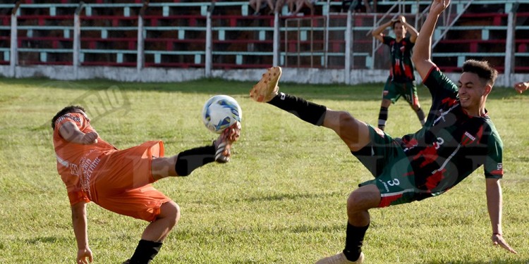 CAÍDA. Brown fue sorprendido esta tarde por Defensores en Villa Urquiza.