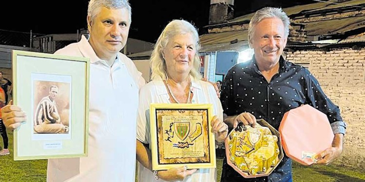 AGASAJO. Nelson Castelli y Carlos Suirezs, referentes de Brown, con Alicia.