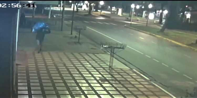 SIN NERVIOS. “Cerebro” con una de las bolsas de la tienda de ropas que “limpió” con su cómplice el domingo por la madrugada.