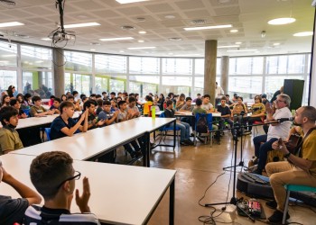Charla con alumnos en homenaje a Ramón Ayala