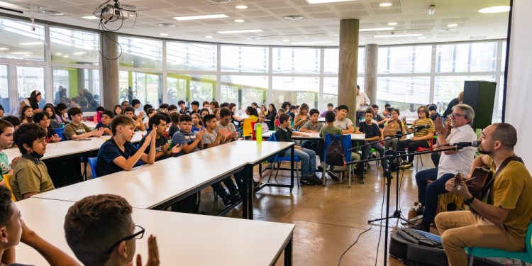 MÚSICA Y CHARLA. Alumnos disfrutaron de la charla sobre el Mensú.
