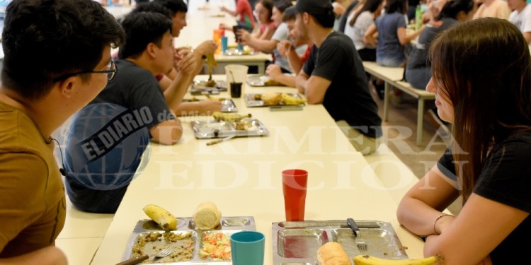 EN SUBIDA. Son pocos los alumnos que se gradúan en comparación a los que ingresan cada año y asisten al comedor de la UNaM. En Posadas, el acceso es gratuito y en el interior hay un sistema de becas estudiantiles.