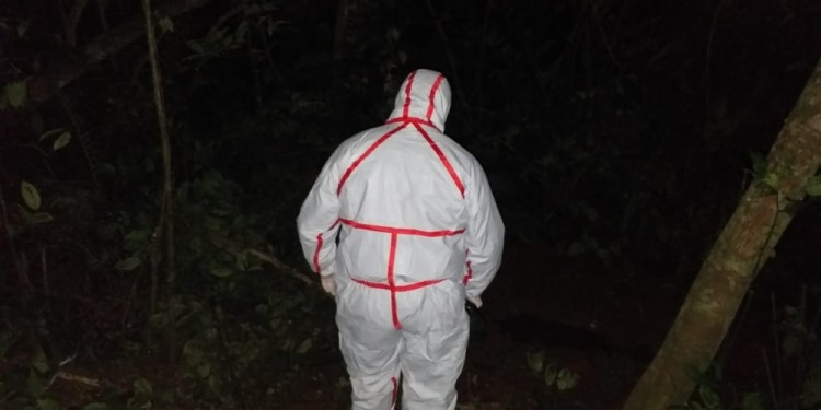 EL PEOR DESENLACE. Un perito en la escena donde hallaron el cuerpo de “Pipo”, en el paraje Nueva Libertad.