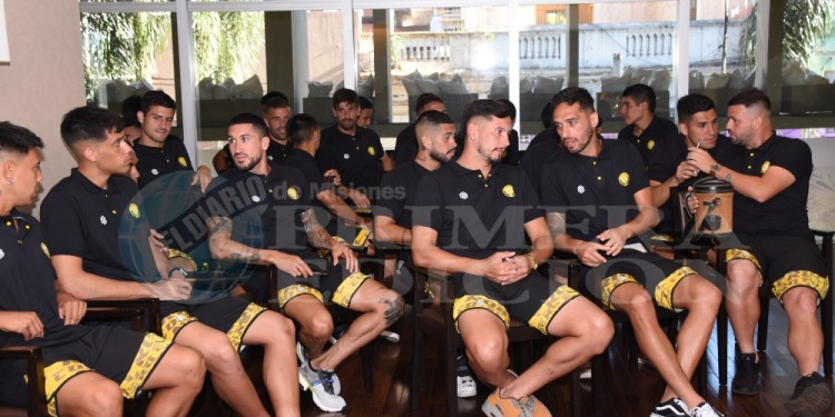 PLANTEL. Los jugadores de Crucero del Norte que enfrentarán esta tarde al Albo salteño, en un duelo de la Zona D.