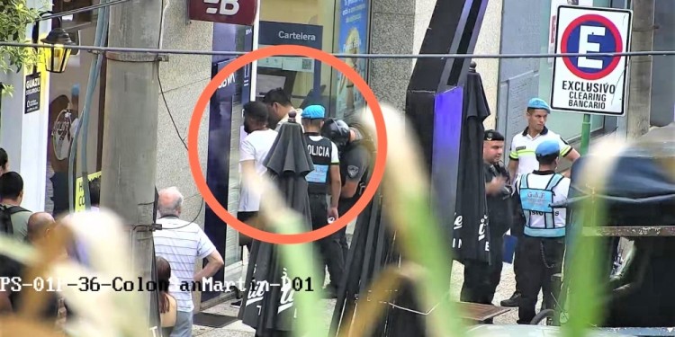 PROCEDIMIENTO 911. Efectivos del GAP y la comisaría Primera intervinieron en la sede bancaria a metros de la plaza 9 de Julio.
