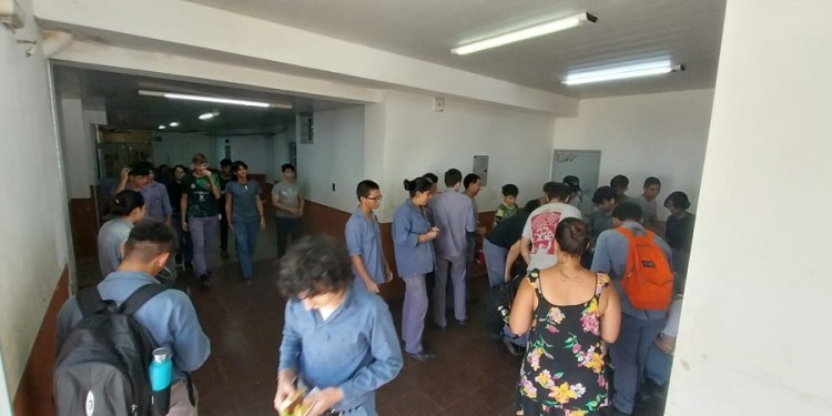 MANOS A LA OBRA. Tras la protesta y sentada de ayer por parte de los alumnos en favor de mejoras edilicias en la EPET 1, los propios alumnos se pusieron hoy a pintar sus aulas.