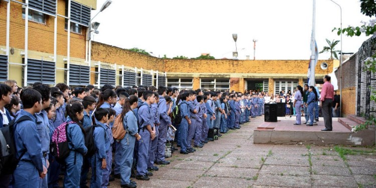 ESPERAN RESPUESTAS. Desde el inicio de clases, el calor es intenso y los estudiantes reclamarán por aulas en condiciones adecuadas.