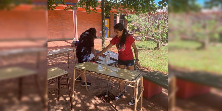 CENTRO DE ESTUDIANTES. Trabajaron en la puesta a punto de mesas y sillas.