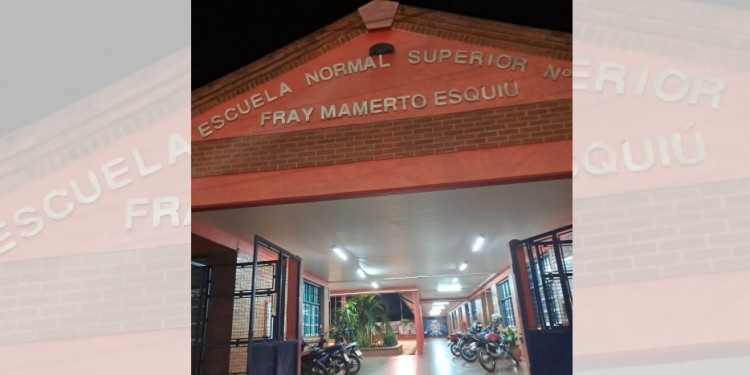 A LA ESPERA. Alumnos y docentes esperan una intervención para mediar en los distintos reclamos presentados.