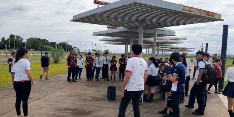 RECEPCIÓN. Los adolescentes se sensibilizan al oír sobre esta etapa de la historia argentina.